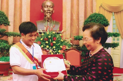 Phó Chủ tịch nước Nguyễn Thị Doan tặng quà cho anh Phạm Văn Đức tại Phủ Chủ tịch vào ngày 08/6/2012. Ảnh: Võ Vinh